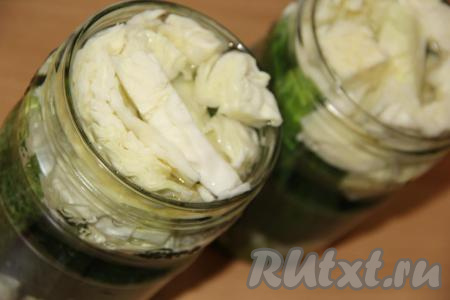 В банки, заполненные овощами, влить до самого горлышка кипящую воду, прикрыть баночки крышками (крышки нужно заранее проварить в кипящей воде минут 5) и оставить на 10-15 минут.