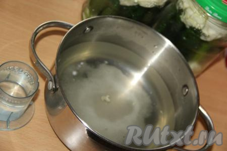 По прошествии 10-15 минут в кастрюлю аккуратно слить воду из банок с овощами, добавить соль и сахар, поставить на огонь.