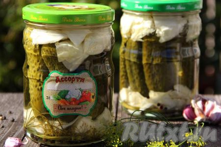 Вот такое красивое ассорти получилось. Зимой вкусные маринованные огурцы в сочетании с приятно похрустывающей капустой станут отличным дополнением к различным блюдам!