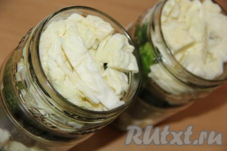 Поверх огурцов выложить оставшиеся дольки капусты.