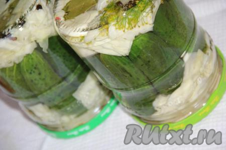 Сразу закрутить банки крышками, перевернуть, поставив их на крышки, укутать со всех сторон в одеяло и оставить их полностью остывать, а затем убрать в прохладное место (например, в погреб или кладовку).