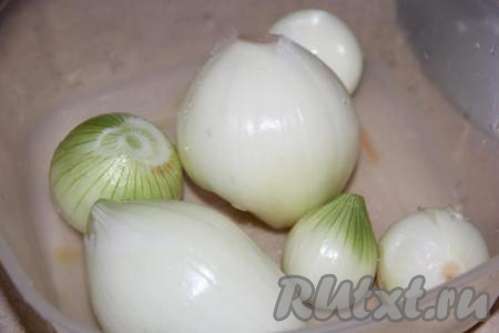 Лук очистить от шелухи, промыть&nbsp;и тоже&nbsp;отправить в мясорубку.