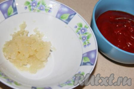 Чеснок почистить и пропустить через пресс.