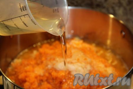 Соединить прокрученные через мясорубку лук, кабачки и морковь в большой кастрюле. Влить растительное масло.