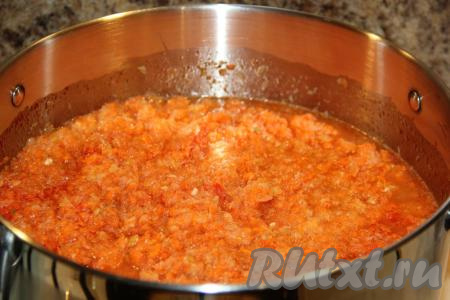 Перемешать икру из кабачков, поставить на средний огонь, а после закипания варить на минимальном огне под крышкой часа 1,5, периодически перемешивая.