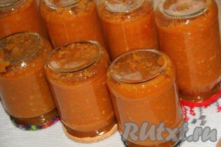 Разложить кабачковую икру по стерильным банкам. Закрыть банки с икрой крышками, перевернуть, поставив на крышки, укутать все баночки в одеяло и оставить до полного остывания, а затем переставить в кладовку или погреб.
