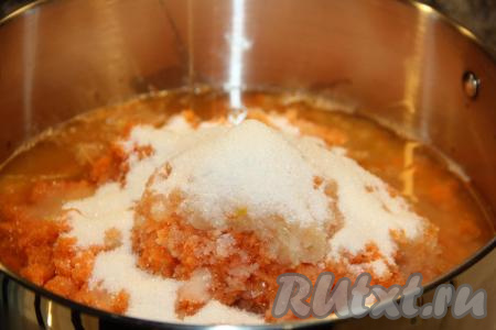 Всыпать к перекрученным овощам соль и сахар.