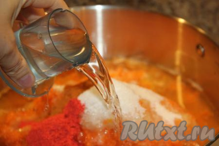 Сюда же влить и уксус.