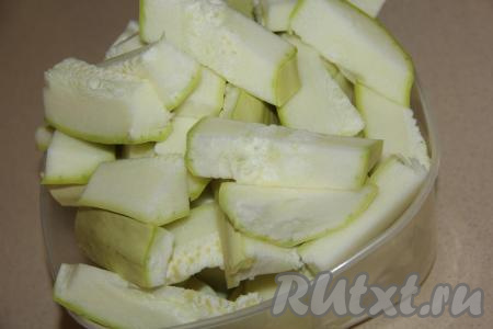 Молодые кабачки вымыть (если кожура у кабачков тоненькая, то её можно не срезать), нарезать на кусочки. Пропустить кабачки через мясорубку. 