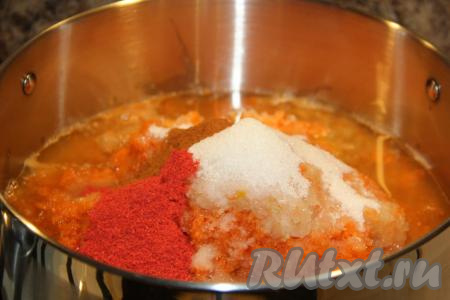 Добавить паприку, горошины душистого перца, а также чёрный молотый перец.