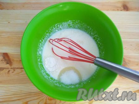 Добавить соль, разрыхлитель, сахар и ванилин, перемешать массу венчиком.