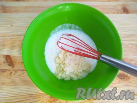 В миску выложить творог, влить кефир, перемешать венчиком. Нагреть смесь в микроволновке приблизительно до температуры 30-35 градусов (я ставлю на 1 минуту).