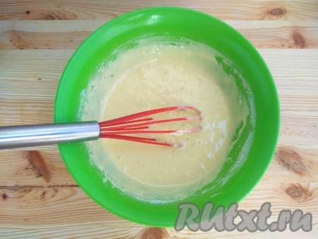 По консистенции тесто должно быть, как сгущённое молоко. Оставить его на 10 минут при комнатной температуре.