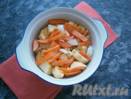 На картошку выложить нарезанный произвольно репчатый лук и нарезанную брусочками морковь.