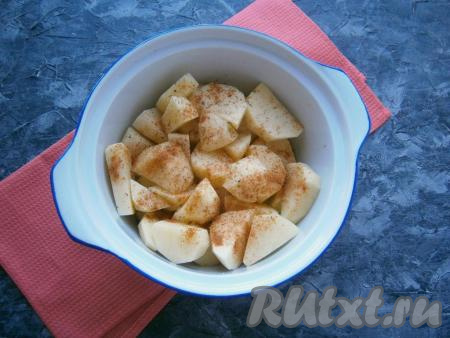 Картофель, лук, чеснок и морковь очистить и помыть. Картошку нарезать в жаропрочную кастрюлю крупными кусочками, посыпать приправой для овощей, влить растительное масло.