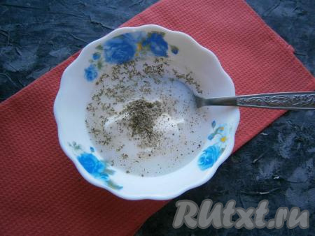 К сметане добавить воду, посолить, всыпать немного специй для мяса, перемешать сметанную смесь до однородности.