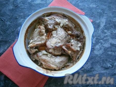 Накрыть кастрюлю крышкой (или фольгой), поместить в холодную духовку. Затем выставить температуру 180-190 градусов и запекать минут 50. Затем крышку (или фольгу) снять и запекать кролика с картошкой в сметане ещё 15-20 минут. Попробуйте мясо, возможно, времени для запекания понадобится немного больше (зависит от возраста кролика).