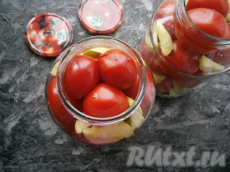 Банки наполнять плотно и доверху.