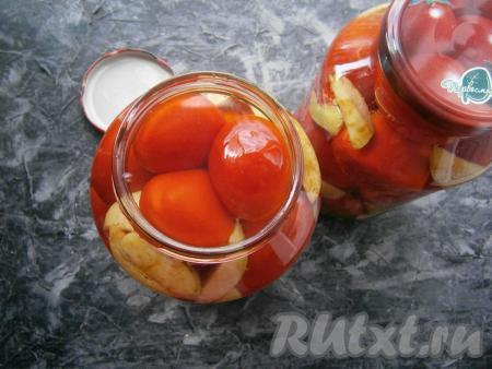 Воду вскипятить, залить кипятком помидоры с яблоками, накрыть баночки прокипячёнными крышками и оставить минут на 10. Затем аккуратно слить воду из баночек в кастрюлю, снова довести до кипения и залить помидоры с яблоками второй раз. Оставить, накрыв крышками, на 7 минут.