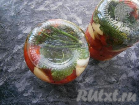 Банки закрутить крышками и перевернуть, проверив на герметичность.