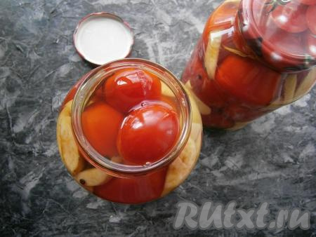 Сразу влить маринад в банки с помидорами и яблоками, заполняя баночки до горлышка.