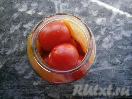 Банку наполнить помидорами и перцем доверху.
