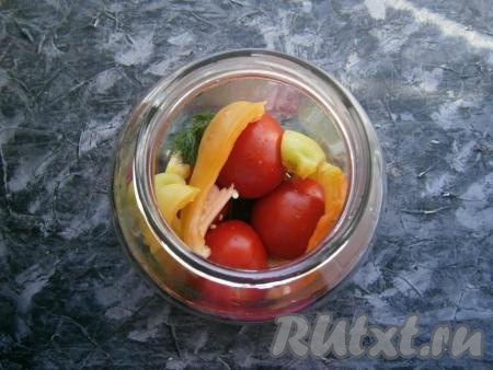 Хорошо вымытые помидоры выкладывать в банку вместе с очищенным от семян и нарезанным на 4 части сладким перцем.