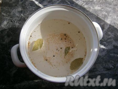 Воду из банки с помидорами и перцем слить в раковину и снова залить помидоры кипятком на 5 минут. Для приготовления маринада влить в кастрюлю 800 мл воды, довести до кипения, добавить соль, сахар, горчицу в зёрнах, перец чёрный горошком, лавровый лист, проварить с момента закипания 5 минут и влить уксус.