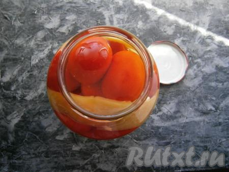 Залить банку крутым кипятком, накрыть заранее прокипячённой крышкой и оставить минут на 15.