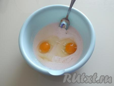 Через указанное время ещё раз перемешайте. Добавьте яйца, снова перемешайте.