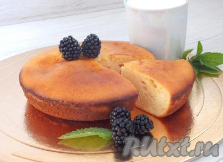 Нарежьте пирог на порционные кусочки и подавайте с любимыми напитками. Манник, замешанный на йогурте, получается влажным, в меру сладким и ароматным. Этот рецепт выручит, когда нужно подать сытный десерт к чаю. А экспериментируя с разными йогуртами, вы сможете радовать близких разными вкусами манников, испечённых в духовке.