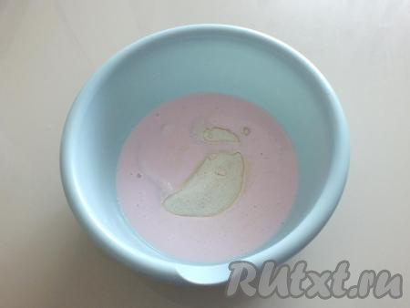 В просторную миску вылейте йогурт, добавьте манку.