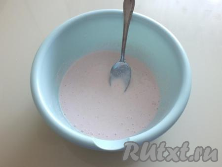 Перемешайте манку с йогуртом столовой ложкой и оставьте при комнатной температуре на 1 час для набухания манки.