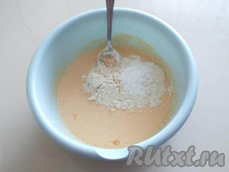 Сюда же всыпьте муку, разрыхлитель, щепотку соли, перемешайте.