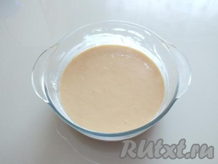 Возьмите форму (ориентировочно диаметром 19-20 см), смажьте сливочным маслом, выложите тесто. Поставьте форму с тестом в разогретую духовку и выпекайте манник 30-35 минут при температуре 190 градусов (готовность проверьте, проколов манник сухой деревянной шпажкой, если шпажка останется сухой, на ней не будет следов теста, значит пирог готов).