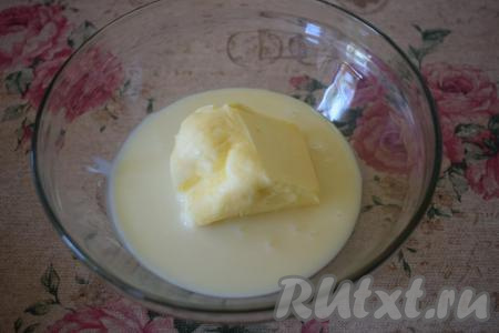 В это время приготовим масляную смесь со сгущёнкой, для этого в миску наливаем сгущённое молоко и кладём размягченное сливочное масло (для того чтобы масло было размягчённым, его нужно заранее достать из холодильника, чтобы оно полежало при комнатной температуре).
