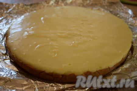 Через полчаса достаём наш торт "Птичье молоко" из холодильника, аккуратно вынимаем его из формы.