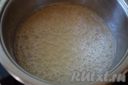 Доводим массу в кастрюле до появления крупных плотных пузырей, проварив содержимое, примерно, 1-2 минуты.