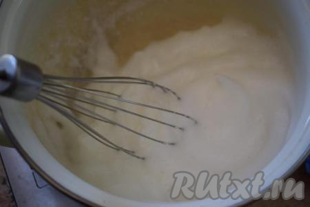 В отдельной сухой посуде взбиваем белки миксером до получения воздушной, белой пены (взбиваем, примерно, 2 минуты).
