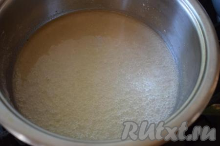 По прошествии 20 минут с начала набухания агар-агара, ставим кастрюлю с агар-агаром на плиту и доводим его до закипания на медленном огне, постоянно помешивая.