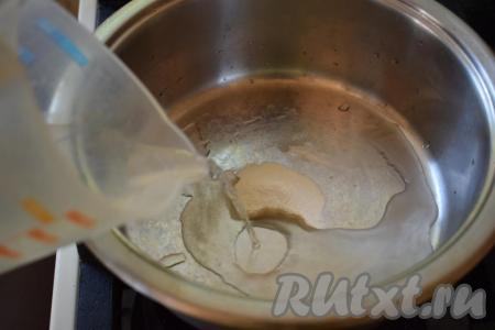 Приступаем к приготовлению суфле "Птичье молоко". Для этого в толстостенную кастрюлю (или ковш) насыпаем агар-агар и заливаем его холодной кипячёной водой. Даём агар-агару постоять и набухнуть в течение 20 минут.