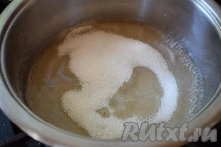 Добавляем в кастрюлю сахар и продолжаем варить массу до его полного растворения, постоянно помешивая венчиком (или вилкой).