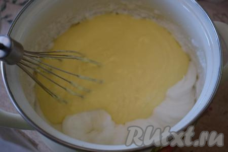 Далее в кастрюлю с белками и сиропом добавляем смесь сливочного масла и сгущёнки, взбиваем массу миксером ещё 2-3 минуты. Если сделано всё верно, то масса сразу начинает густеть.