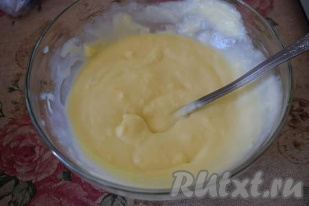 Растираем сгущёнку с маслом до однородной массы при помощи вилки (или лопаточки).