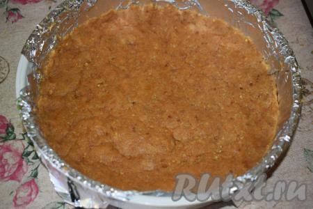 Равномерно распределяем основу для торта&nbsp;по дну формы, тщательно утрамбовывая её руками, уплотняем наш корж. Отправляем корж-основу в холодильник до тех пор, пока он нам не понадобится.