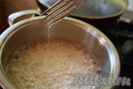 Когда с вилки сироп не капает, а начинает тянуться равномерной ниточкой, как на фото, - наш сироп готов! Снимаем его с огня и совсем немного охлаждаем.