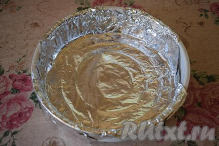 Форму диаметром 22 см (если хотите чтобы тортик получился повыше, то можете использовать форму диаметром 18 или 20 см) выстилаем фольгой.
