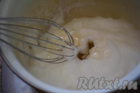 Далее тонкой струйкой вливаем сироп во взбитые белки, не переставая взбивать миксером.