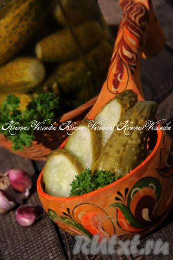 По прошествии времени прокипятить капроновую крышку в течение 3&nbsp;минут и закрыть банку с маринованными огурцами. Убрать банку в прохладное место, хранить такие огурцы можно до конца зимы. На фото видно, как выглядят огурчики через месяц, они получаются очень вкусными и хрустящими.