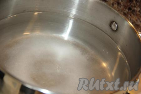 В кастрюлю влить воду и добавить соль.